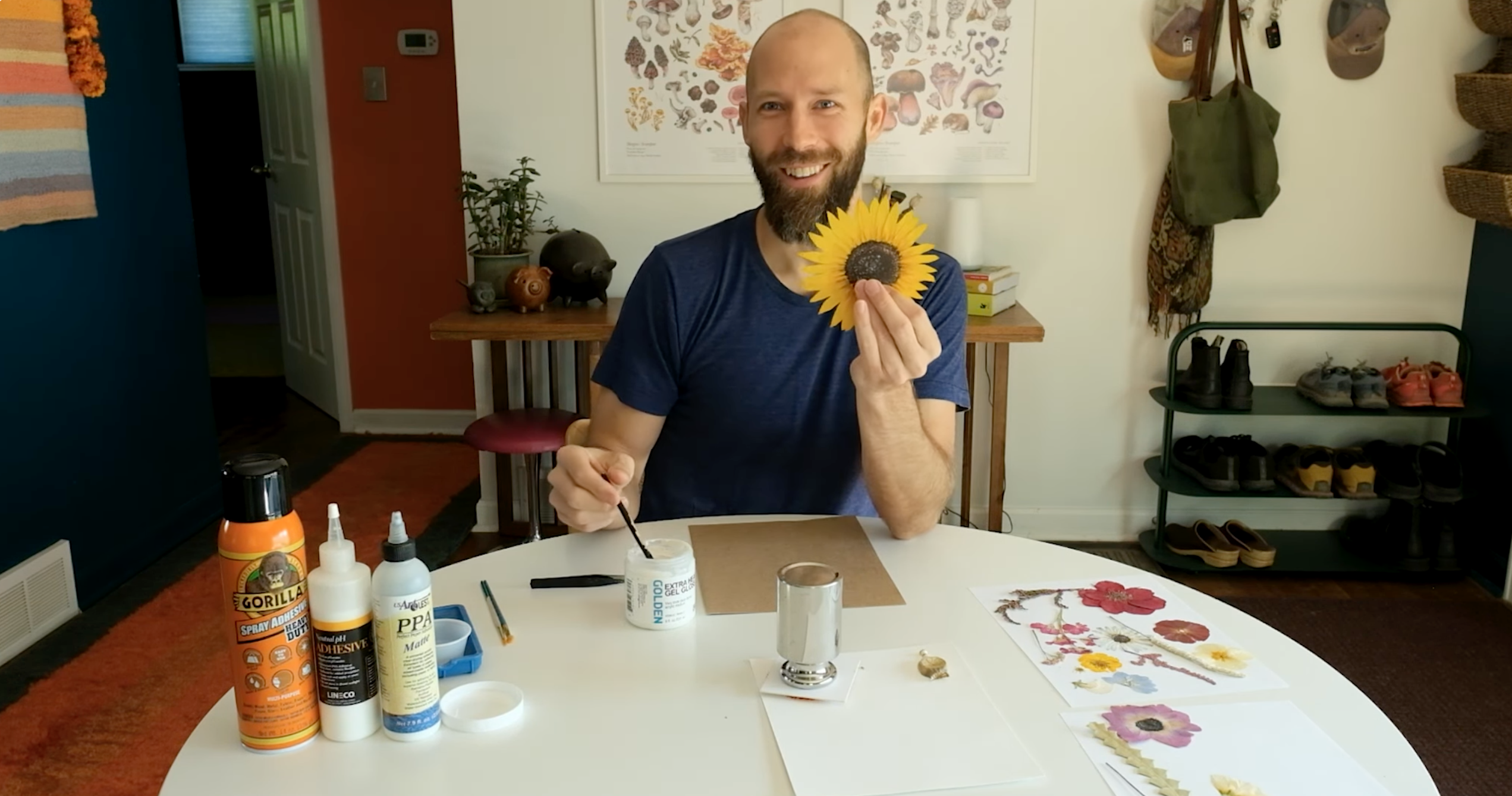 Cargar vídeo: A video of gluing pressed flowers.